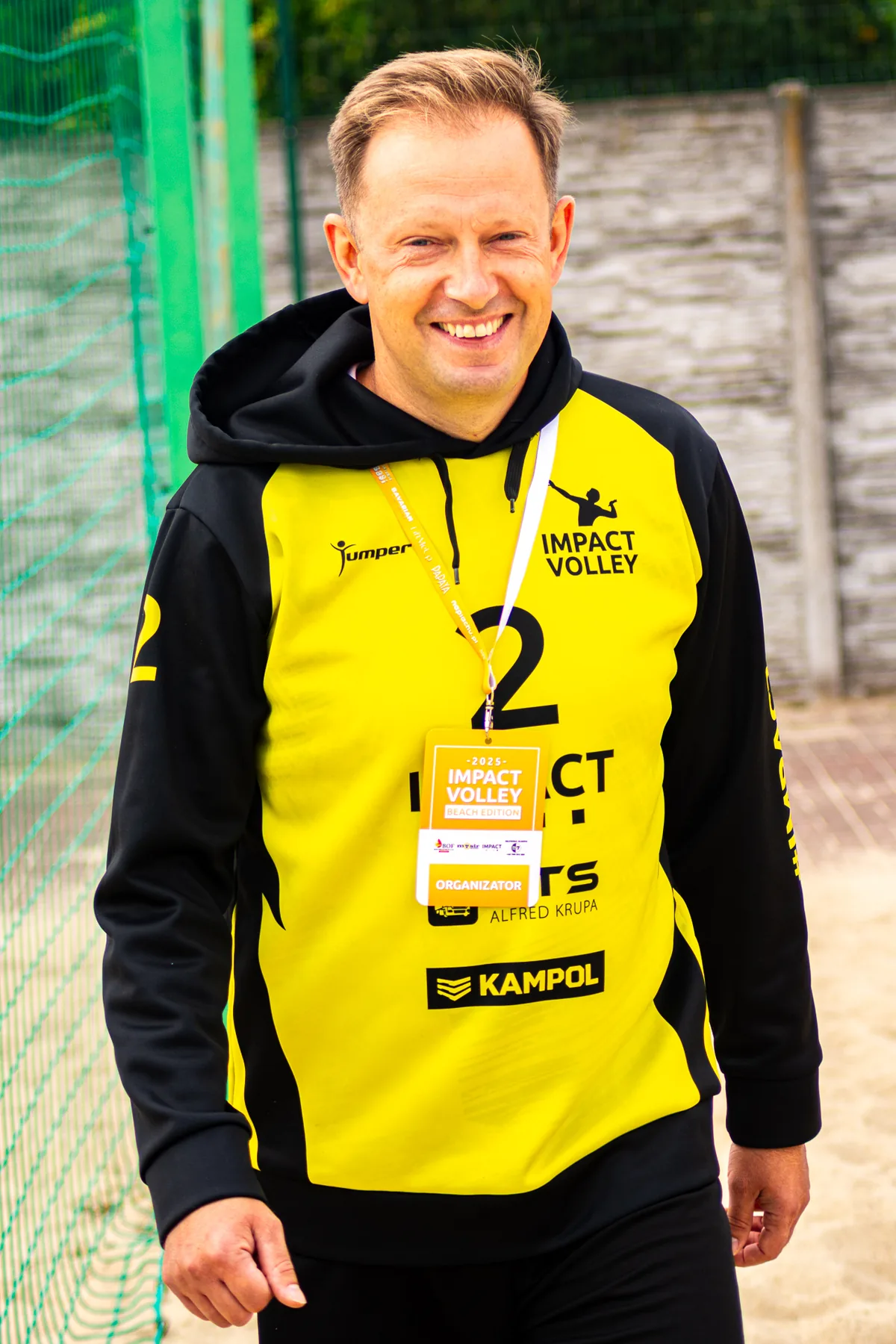 Organizator turnieju IVBE w bluzie z logo Impact Volley